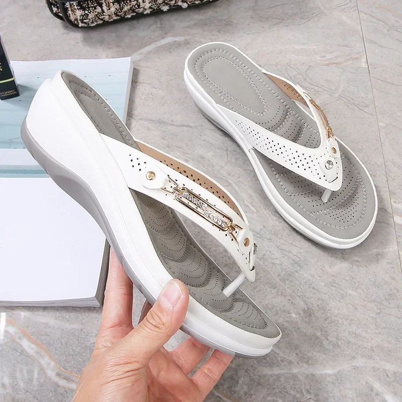 Luna Women’s Sandals with Soft Padding and Classic Design 1