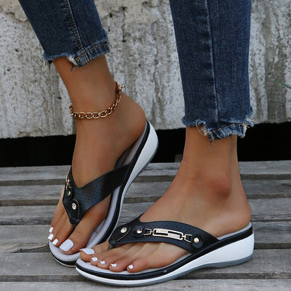 Luna Women’s Sandals with Soft Padding and Classic Design 3